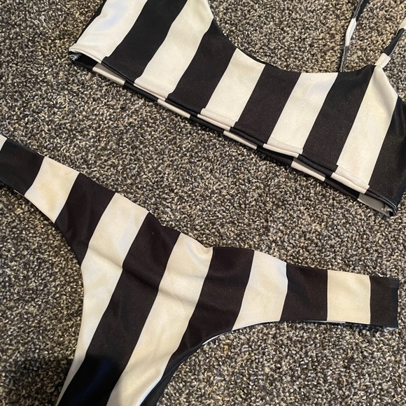 Black and white bikini striped bikini set - Picture 2 of 3